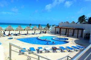 a view of the beach and the pool at the resort at Villas Marlin 2 in Cancún