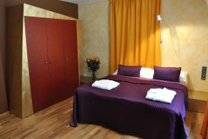 A bed or beds in a room at Hotel Kokořín
