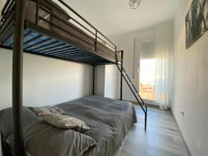 1 dormitorio con 2 literas en una habitación en Simancas. Apartamento en zona privilegiada, en Sant Carles de la Ràpita