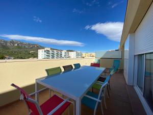 una mesa y sillas en un balcón con vistas en Simancas. Apartamento en zona privilegiada, en Sant Carles de la Ràpita