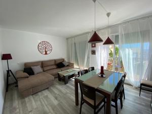 sala de estar con sofá y mesa en Simancas. Apartamento en zona privilegiada, en Sant Carles de la Ràpita