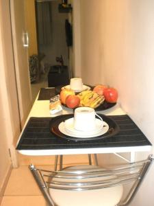 einen Tisch mit einem Tablett mit Obst auf einem Regal in der Unterkunft CopaApartamento in Rio de Janeiro