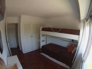 Een stapelbed of stapelbedden in een kamer bij Excelente apartameto en Punta del Este 