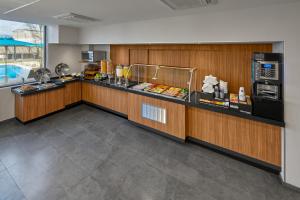 eine Küche mit einer Theke mit Lebensmitteln darauf in der Unterkunft City Express by Marriott Caborca in Heroica Caborca