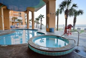 uma piscina num resort com palmeiras em Splash 1204 E em Panama City Beach