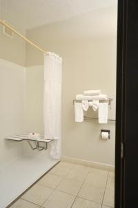 Et badeværelse på Days Inn & Suites by Wyndham Airport Albuquerque