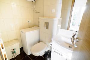 Ένα μπάνιο στο Lara Apartments +28 φωτογραφίες