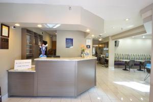 Lobbyen eller receptionen på Days Inn & Suites by Wyndham Airport Albuquerque