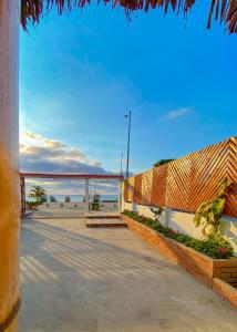 vistas a una playa con un edificio y al océano en Whale House Hotel, en Puerto López