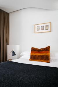 Säng eller sängar i ett rum på Nishi Apartments Eco Living by Ovolo