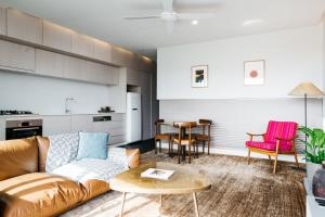 Cuisine ou kitchenette dans l'établissement Nishi Apartments Eco Living by Ovolo