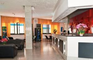ein Wohnzimmer mit einer Bar in einem Gebäude in der Unterkunft Sweet studio Playa Del Ingles I in Maspalomas