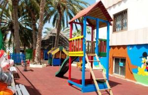 einen Spielplatz mit Rutsche und Spielstruktur in der Unterkunft Sweet studio Playa Del Ingles I in Maspalomas