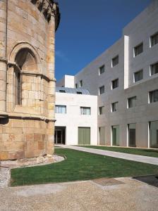 une vue extérieure d'un bâtiment avec une pelouse dans l'établissement NH Zamora Palacio del Duero, à Zamora