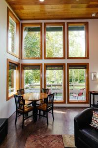 Hoh Valley Cabins في فوركس: غرفة معيشة مع طاولة وكراسي ونوافذ