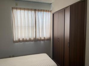 西条市にあるOyado Sukeyaのベッドルーム1室(ベッド1台、クローゼット、窓付)