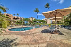 Hồ bơi trong/gần Ocean-View Maui Penthouse with Balcony and Pool Access