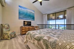 Giường trong phòng chung tại Ocean-View Maui Penthouse with Balcony and Pool Access +22 ảnh