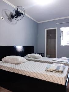 ein Schlafzimmer mit einem Bett und einem Ventilator in der Unterkunft Hotel Della Rose in São Paulo