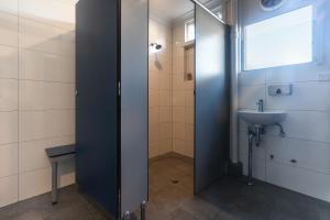 een badkamer met een toilet en een wastafel bij Highfield Private Hotel in Sydney