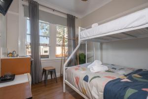 เตียงในห้องที่ Highfield Private Hotel