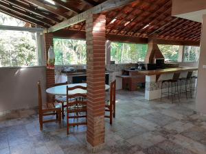 a kitchen with a table and chairs in a room at Recanto dos Passaros in Socorro