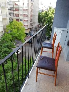 un par de sillas sentadas en un balcón en Depto 2amb balcón a 4 de la costa con Wifi y Aire Acondicionado en Mar del Plata