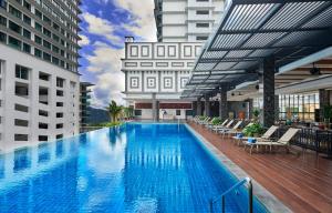 une grande piscine sur le toit d'un bâtiment dans l'établissement GEO RESORT & HOTEL, à Genting Highlands