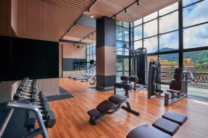 einen Fitnessraum mit Laufbändern und Kardiogeräten in einem Gebäude in der Unterkunft GEO RESORT & HOTEL in Genting Highlands