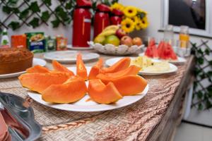 einen Tisch mit Orangenplatten und anderen Früchten darauf in der Unterkunft Hotel Vila das Dunas Cumbuco in Cumbuco