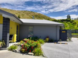 una casa con un ramo de flores en la entrada en Hidden Gem in Oaklands en Napier