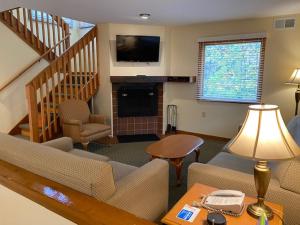 a living room with a couch and a television at Pocono Villas Resort in East Stroudsburg