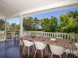 Callala BayEagles Point I Water Views I Pet Friendly的甲板上的木桌和椅子