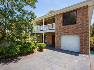 Callala BayEagles Point I Water Views I Pet Friendly的一个带车库的砖房