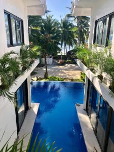 邦勞的住宿－海濱白色度假屋，房屋中间游泳池的图像