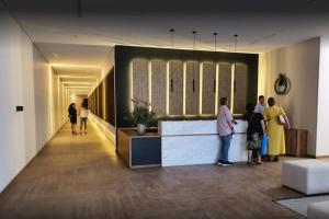 a group of people standing in a lobby at APARTAMENTO TORRES DE BARLOVENTO in Ibagué