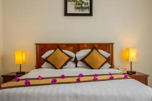 Glorious Hotel客房内的一张或多张床位