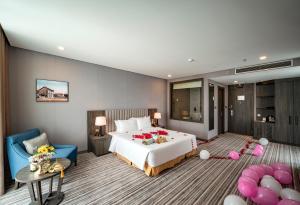 Postel nebo postele na pokoji v ubytování Muong Thanh Luxury Saigon Hotel