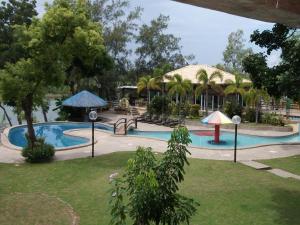 een resort met een zwembad en een gebouw bij RedDoorz Plus @ Rio Grande de Laoag Resort Hotel Ilocos Norte in Laoag