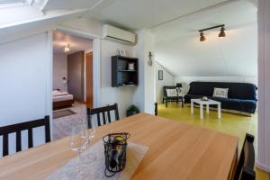 Apartments ALEX في كريكفينيسا: مطبخ وغرفة معيشة مع طاولة وأريكة