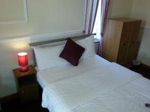 Кровать или кровати в номере Lynwood Hotel