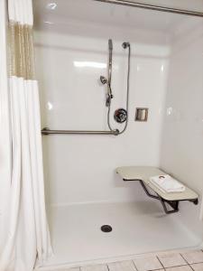 Koupelna v ubytování Baymont by Wyndham Portage