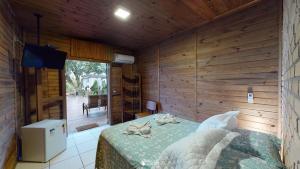 Cama ou camas em um quarto em Pousada Villa Verde - Frente para a Praia do Farol