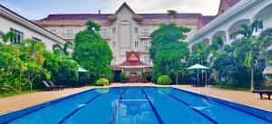 Glorious Hotel内部或周边的泳池