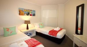 Säng eller sängar i ett rum på Marina Park Apartments Whitianga