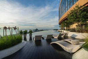 un complexe avec une piscine, des chaises et un bâtiment dans l'établissement Holiday Inn Resort Vana Nava Hua Hin, an IHG Hotel, à Hua Hin