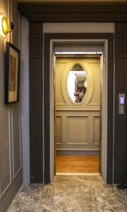 - un couloir avec un miroir rond dans la chambre dans l'établissement Ambiance Boutique Art Hotel Lahore, à Lahore