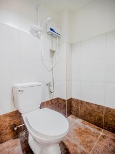 y baño con aseo y ducha. en Gplace Hotel en Cebú