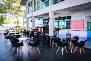 un restaurante con mesas y sillas frente a un edificio en Krabi Boat Lagoon Resort en Krabi