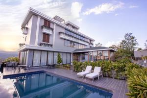 Bazén v ubytování Leela Resort, The Exotic Boutique Hotel - Pure Veg nebo v jeho okolí